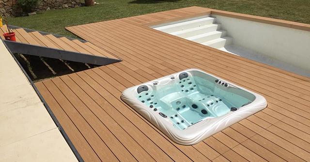 WPC terasa kolem bazénu s imitací dřeva